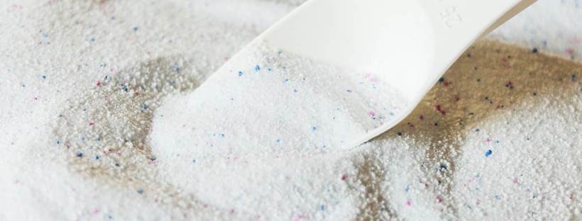 de la lessive et une cuillière