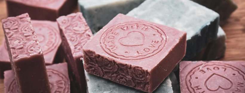 des savons de différentes couleurs