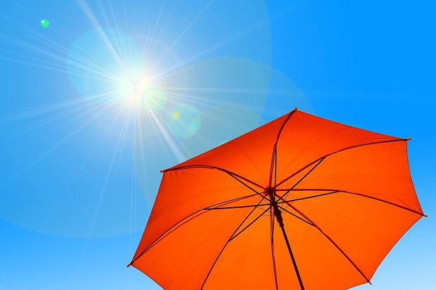 Un grand soleil et un parapluie orange